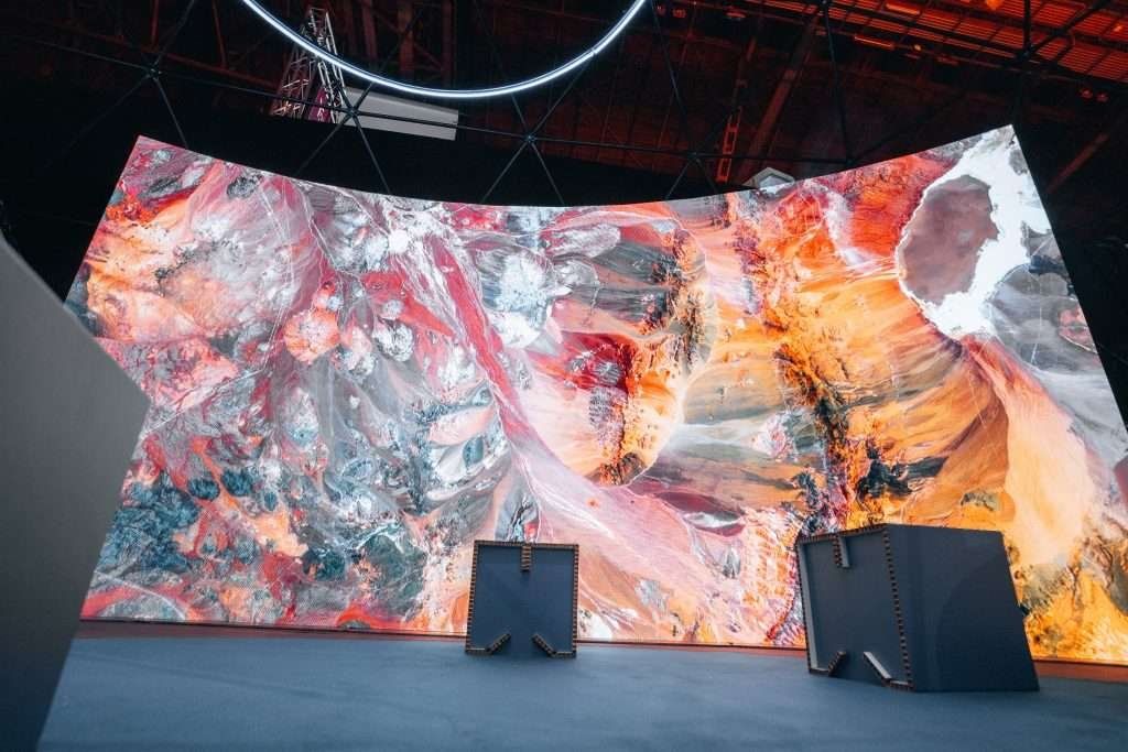 Curved LED-wall