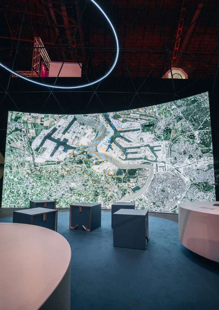 Curved LED-wall
